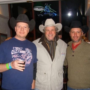Yes that is Robert Earl Keen in the middle
