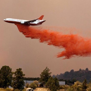 T 910, droping, this airtanker hold over 27,000 gals. of fire retardent