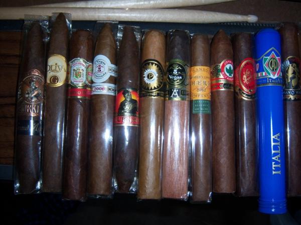 More cigar porn. Sticks from mast3r shake.