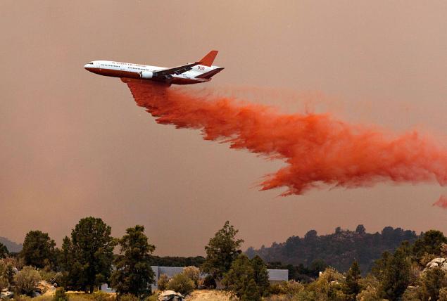 T 910, droping, this airtanker hold over 27,000 gals. of fire retardent