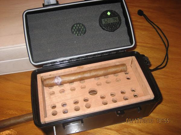 Xikar Liner 002:  A little closer..Added Digital Hygrometer / Thermometer.  Look through the perforated shelves at the layer below.