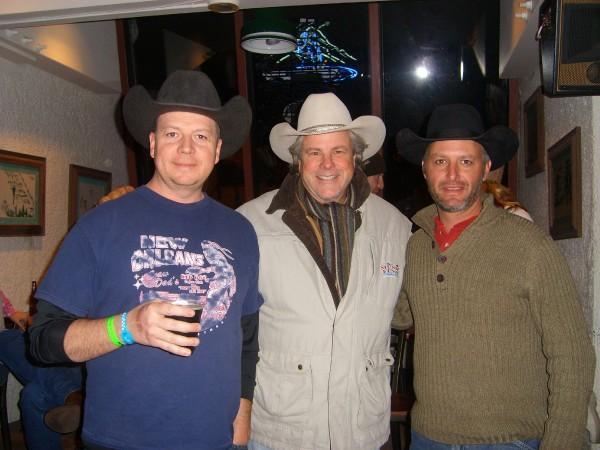 Yes that is Robert Earl Keen in the middle